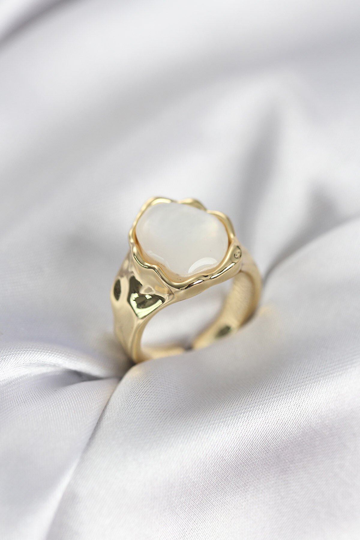 Gold Renk Beyaz Taşlı Vintage Kadın Yüzük