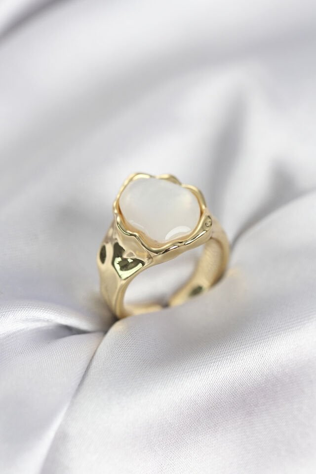 Gold Renk Beyaz Taşlı Vintage Kadın Yüzük