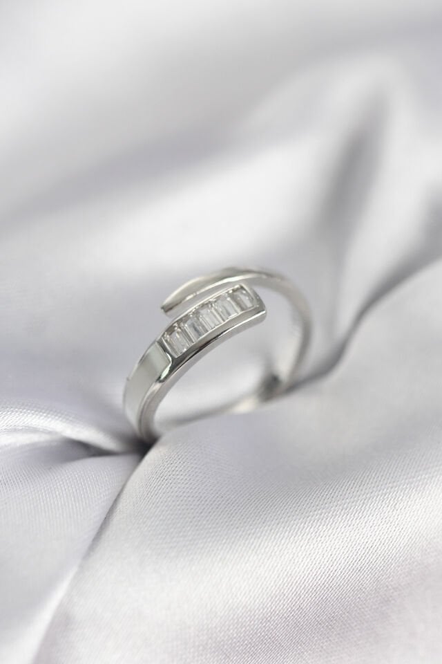 Baget Zirkon Taşlı Gümüş Renk Kadın Yüzük