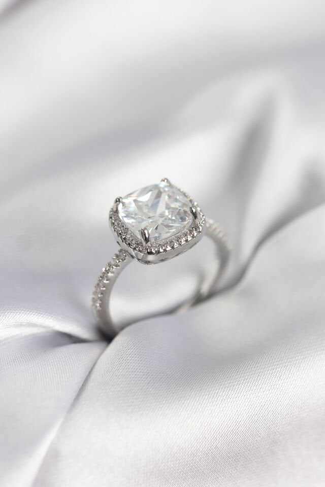 Kare Tek Taş Model Zirkon Taşlı Gümüş Renk Kadın Yüzük