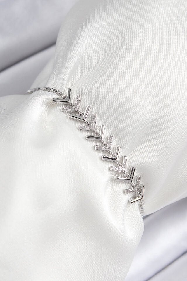 Pirinç Zirkon Taşlı Sıralı Ok Model Gümüş Renk Asansörlü Kadın Bileklik