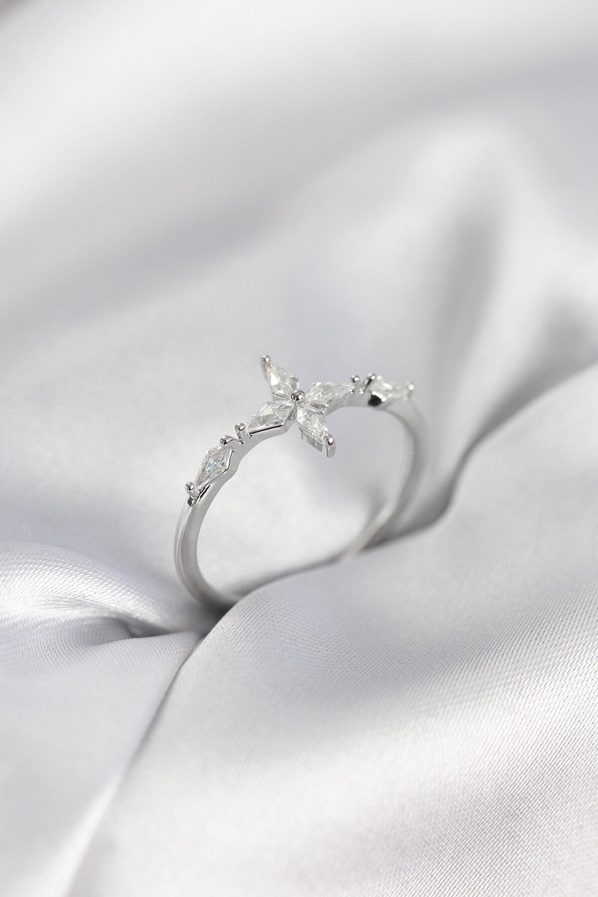 Yıldız Model Zirkon Taşlı Gümüş Renk Kadın Yüzük