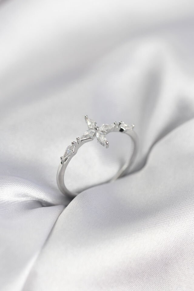 Yıldız Model Zirkon Taşlı Gümüş Renk Kadın Yüzük