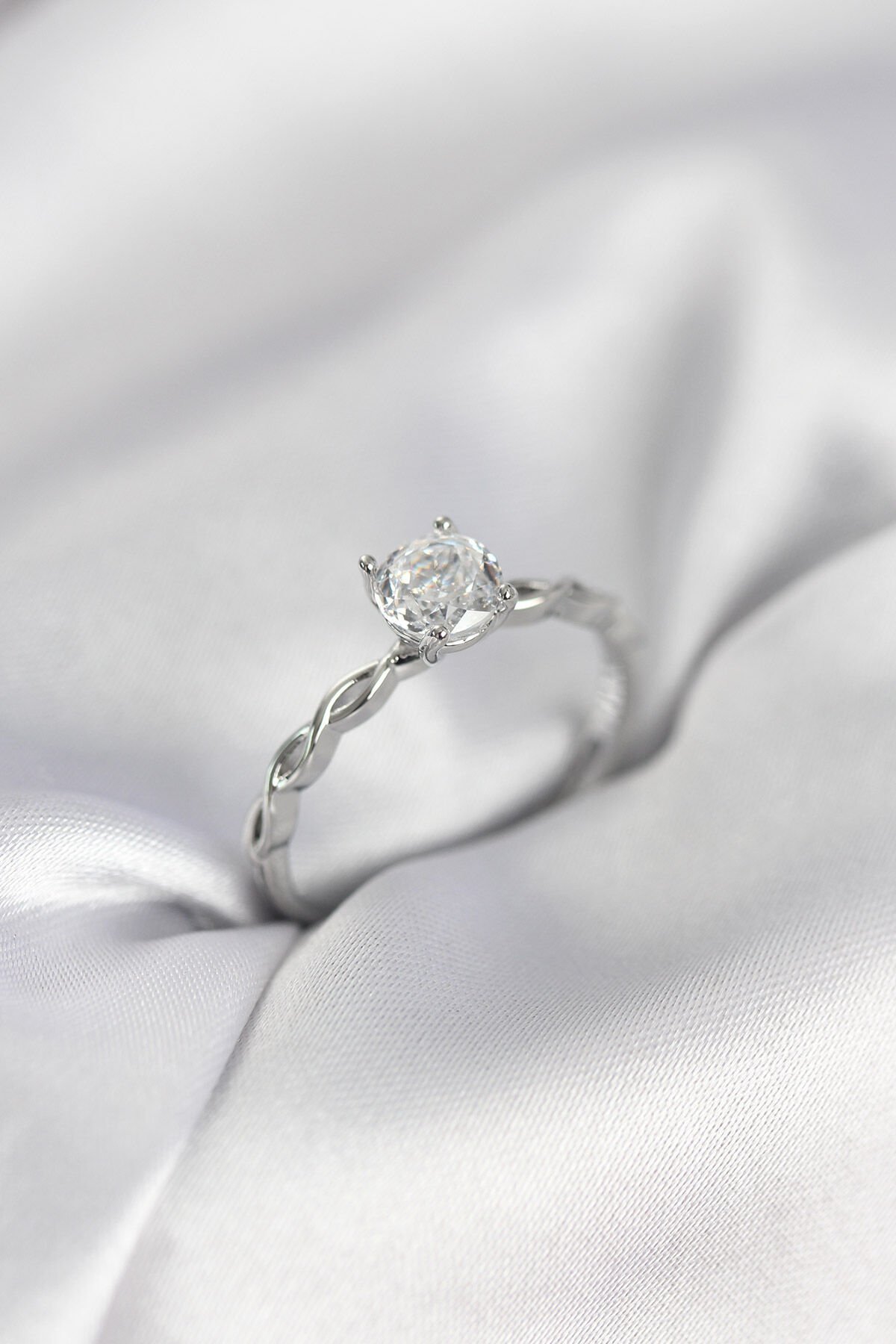 Gümüş Renk Sarmal Zincir Model Tek Taş Model Zirkon Taşlı Kadın Yüzük