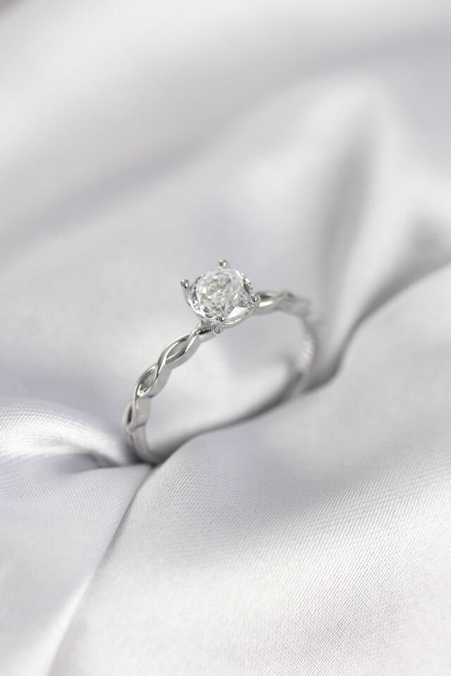 Gümüş Renk Sarmal Zincir Model Tek Taş Model Zirkon Taşlı Kadın Yüzük