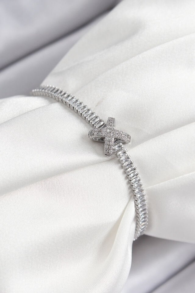 Pirinç Zirkon Taşlı X Detaylı Su Yolu Model Gümüş Renk Asansörlü Kadın Bileklik