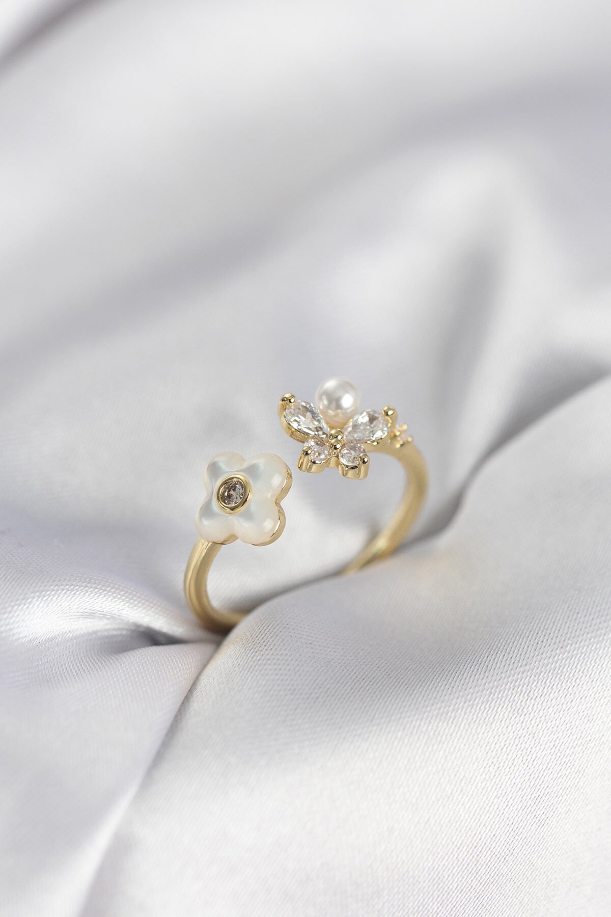 Gold Renk Sedefli Çiçek Model Kadın Yüzük