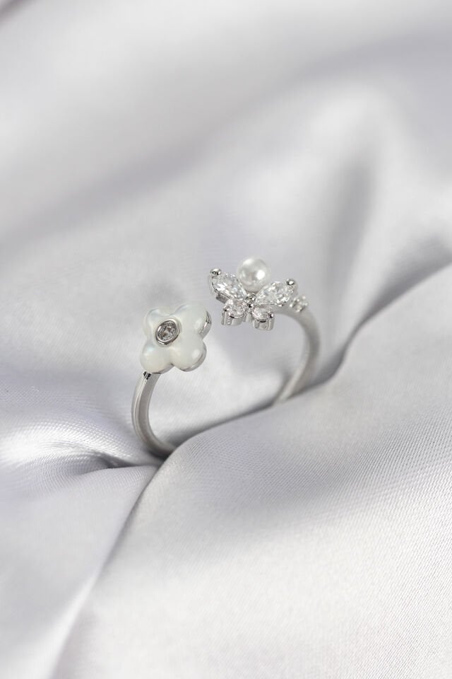 Gümüş Renk Sedefli Çiçek Model Kadın Yüzük