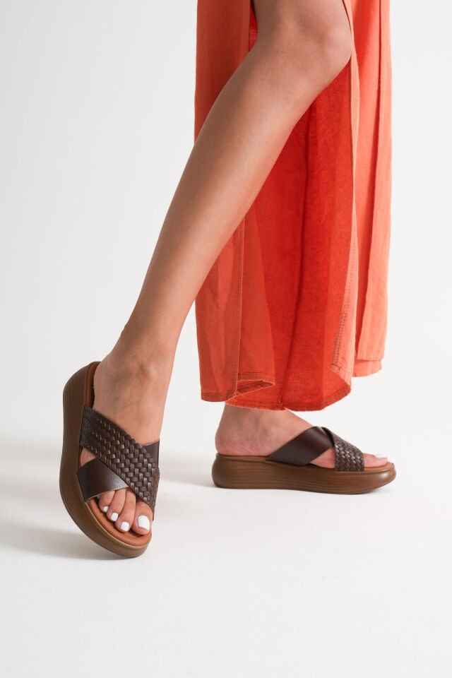 Acı Kahve Örgü Desenli Hakiki Deri Terlik TR31MY53K