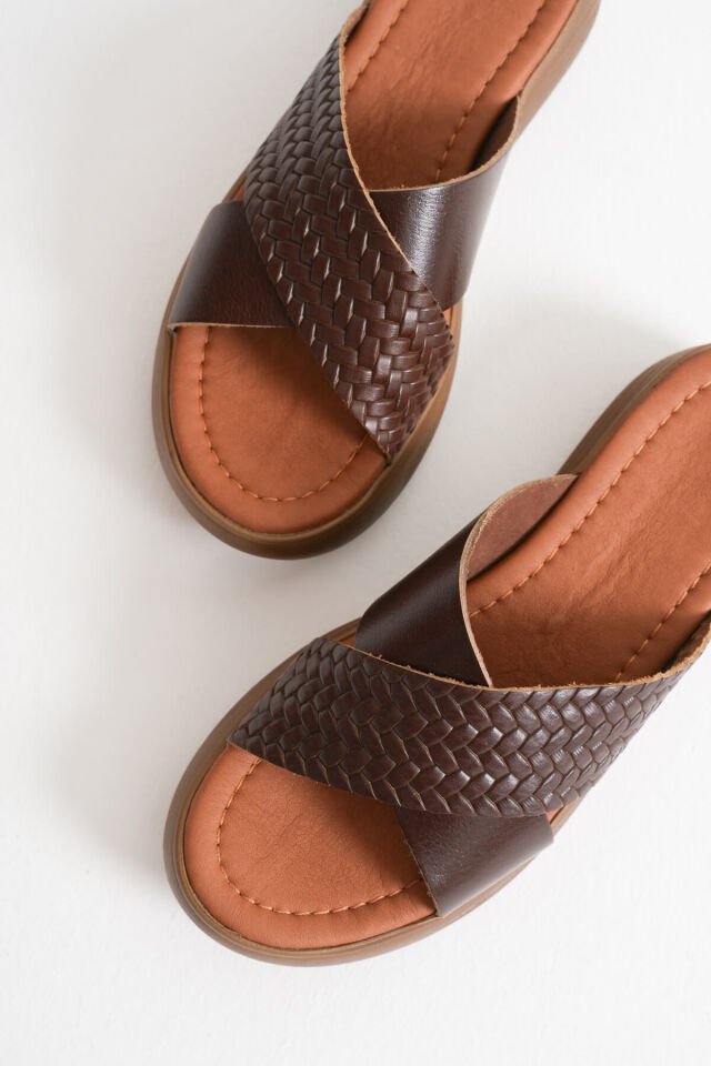 Acı Kahve Örgü Desenli Hakiki Deri Terlik TR31MY53K