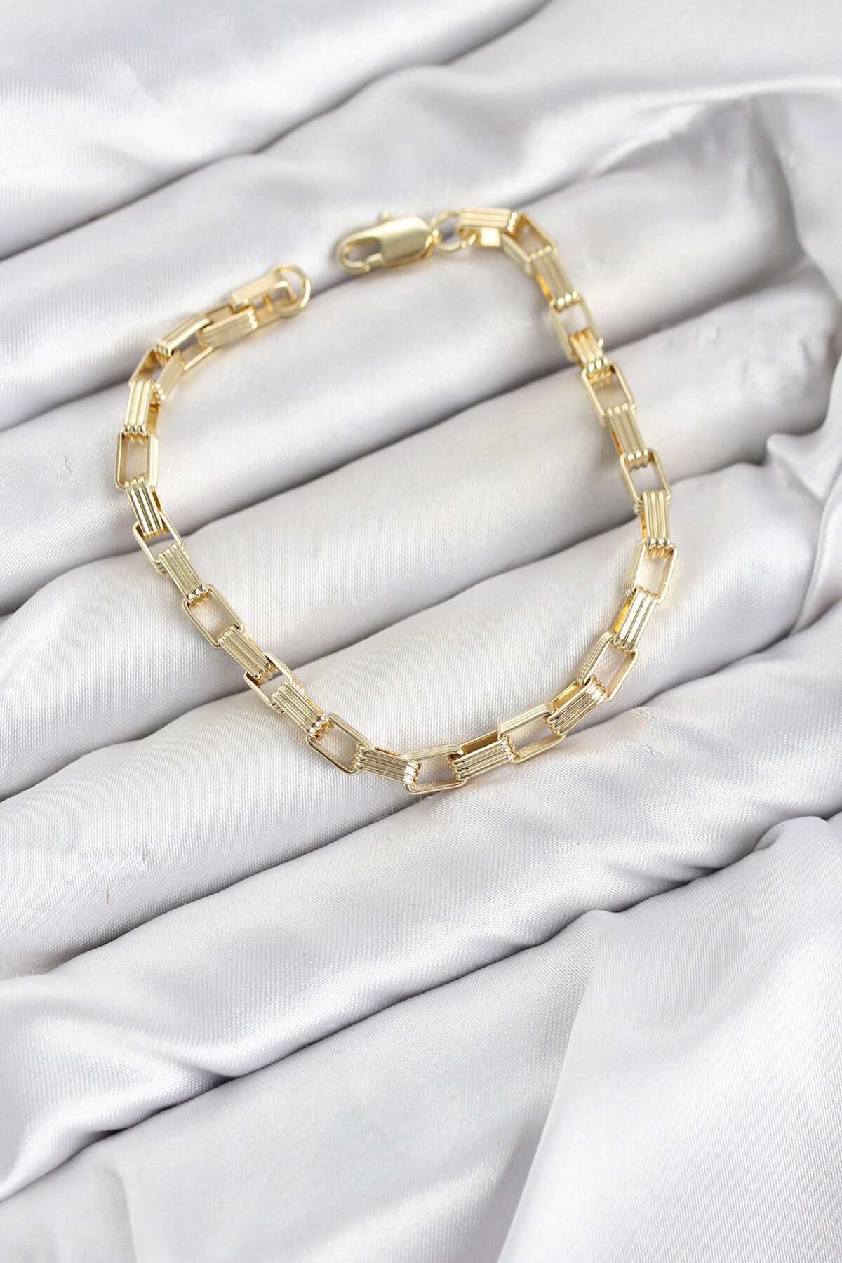 CM Kare Halka Model Gold Renk Pirinç Kadın Bileklik