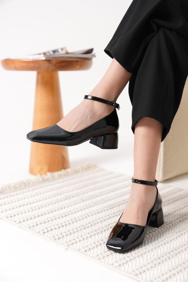 Siyah Rugan Kadın Topuklu Ayakkabı TR18MS16A