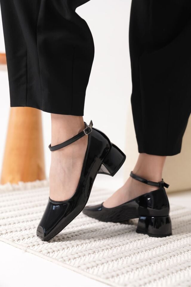 Siyah Rugan Kadın Topuklu Ayakkabı TR18MS16A