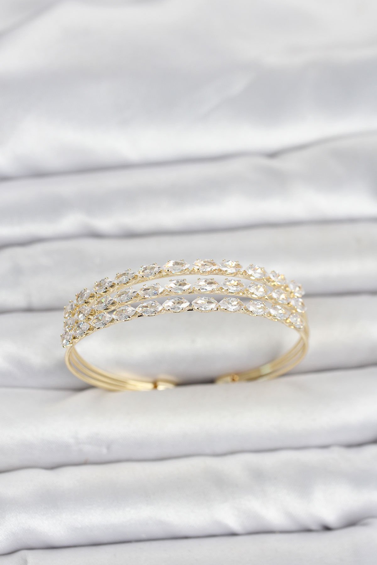 Pirinç Gold Renk Arpa Kesim Zirkon Taşlı Sıralı Model Kadın Bileklik