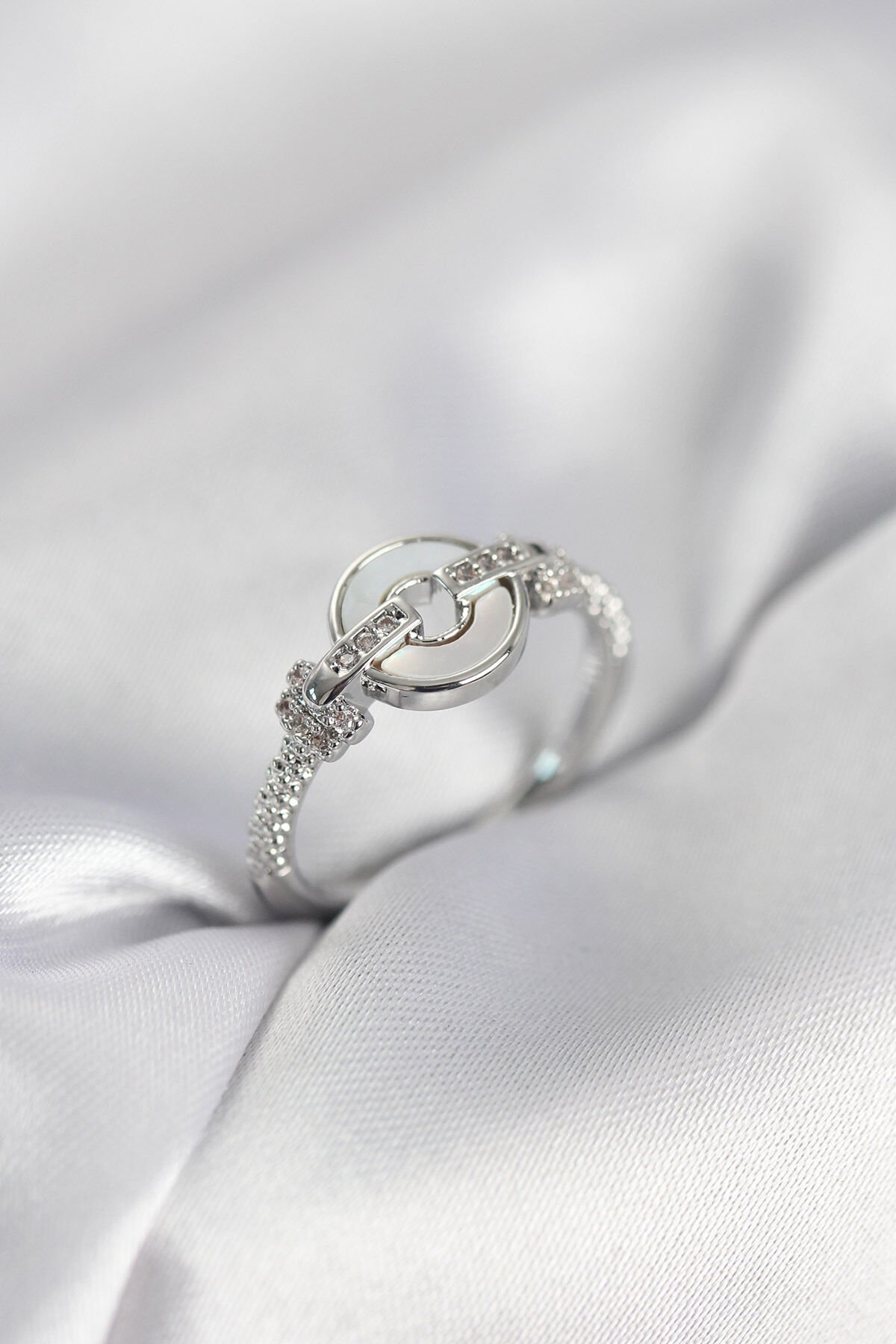 Gümüş Renk Daire Form Sedef ve Zirkon Taşlı Kadın Yüzük