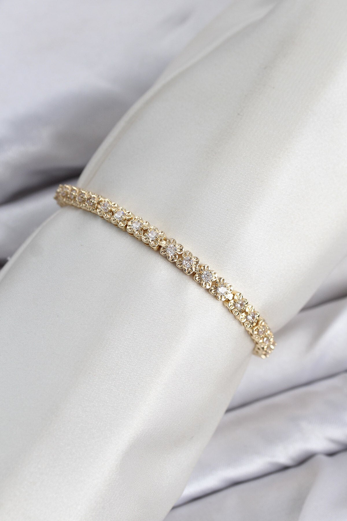 CM Model Zirkon Taşlı VIP Seri Gold Renk Pirinç Kadın Bileklik