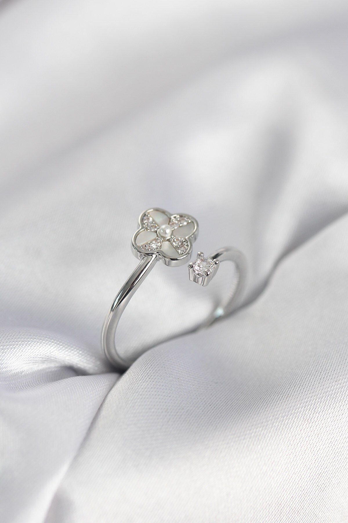 Gümüş Renk Zirkon Taşlı Yonca Model Kadın Yüzük