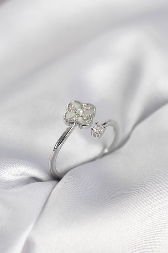 Gümüş Renk Zirkon Taşlı Yonca Model Kadın Yüzük