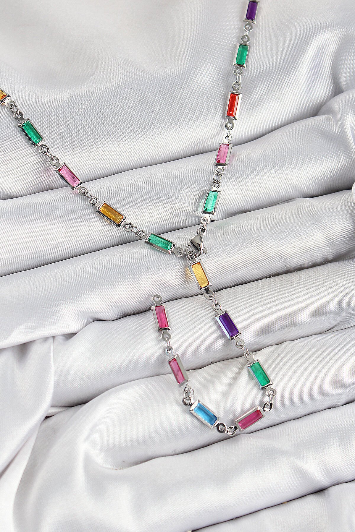 Pirinç Renkli Zirkon Taşlı Dikdörtgen Model Gümüş Renk Kadın Y Kolye