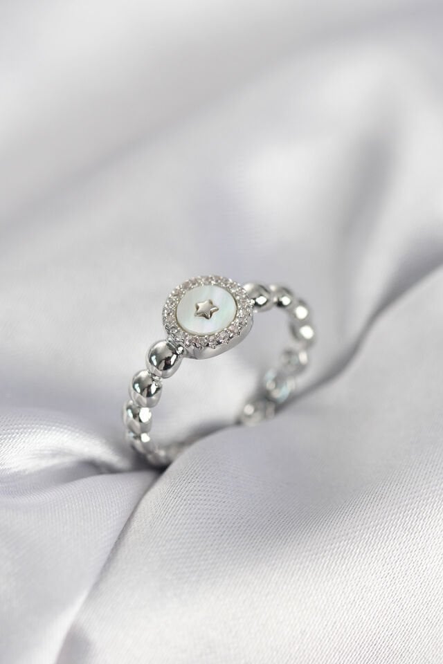 Gümüş Renk Sedefli Yıldız Model Zirkon Taşlı Kadın Yüzük