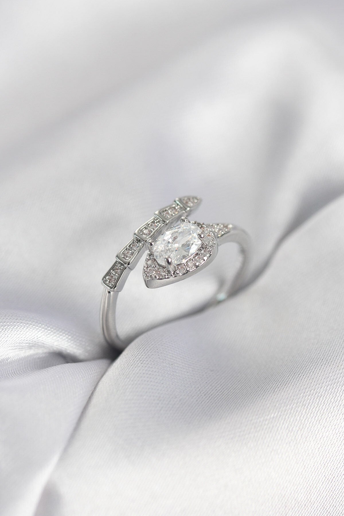 Yılan Model Gümüş Renk Zirkon Taşlı Kadın Yüzük