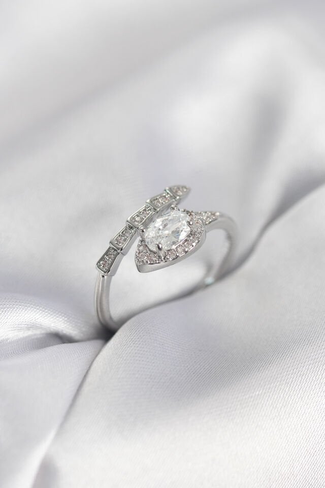 Yılan Model Gümüş Renk Zirkon Taşlı Kadın Yüzük