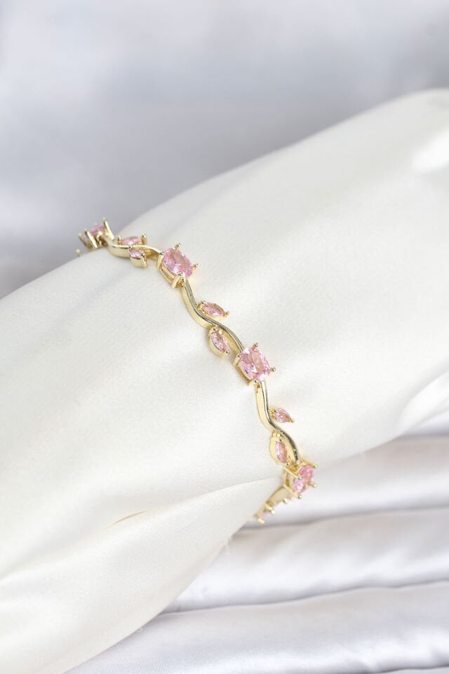 Pirinç Gold Renk Pembe Zirkon Taşlı Çiçek Model Kadın Bileklik