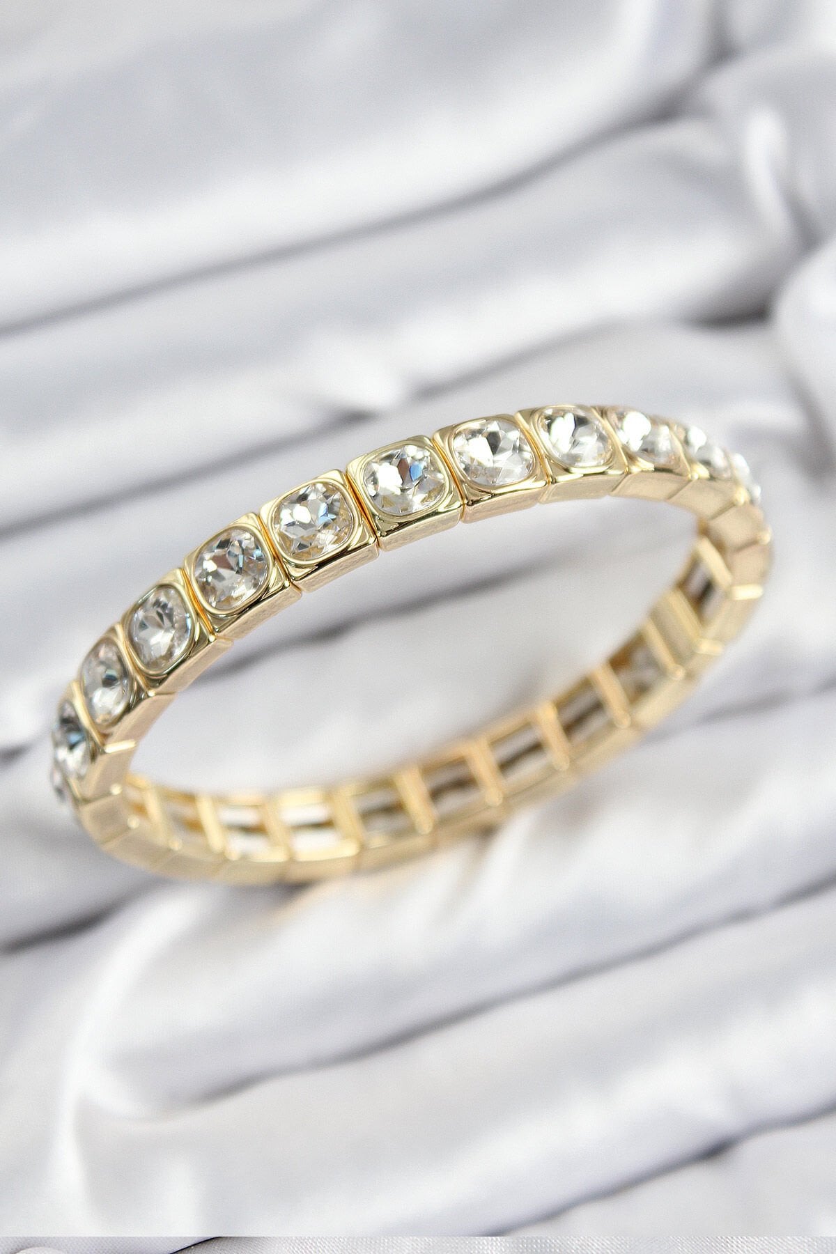 Pirinç Zirkon Taşlı Kare Model Gold Renk Lastikli Kadın Bileklik