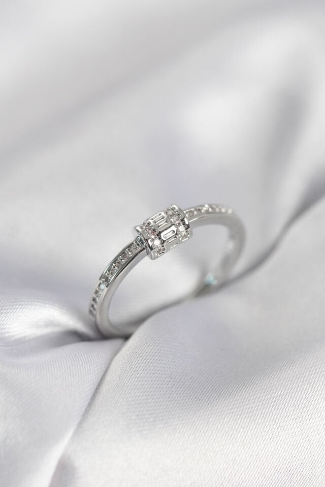 Zirkon Taşlı Gümüş Renk Pirinç Kadın Yüzük