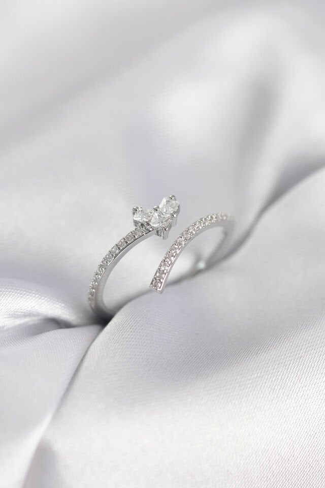 Gümüş Renk Zirkon Taşlı Kuyruklu Kalp Model Kadın Yüzük