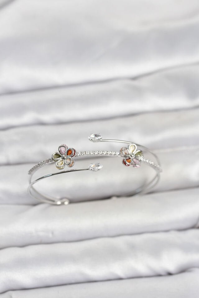 Gümüş Renk Pirinç Zirkon Taşlı Çiçek Model Kadın Bileklik
