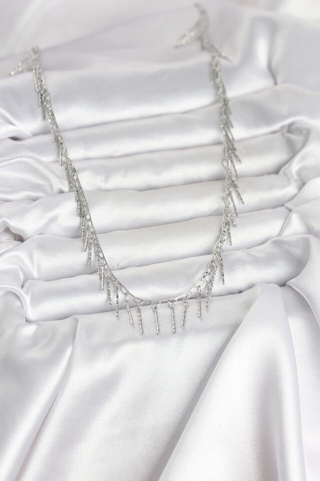 Pirinç Gümüş Renk Saçaklı Model Kadın Kolye