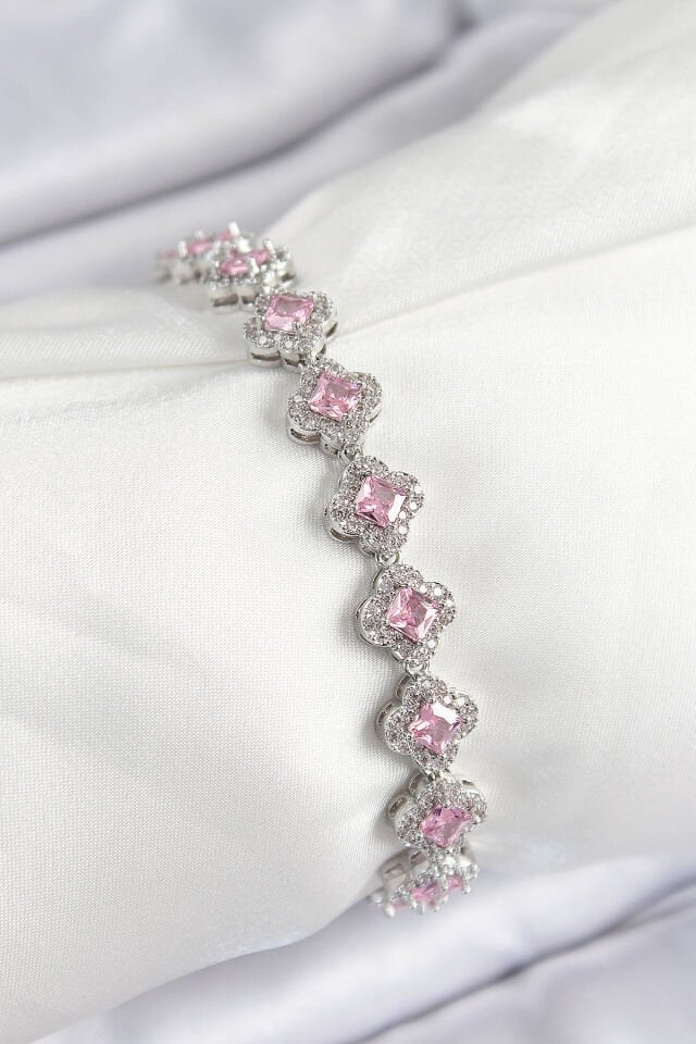 Pirinç Zirkon Taşlı Pembe Yonca Baget Model Gümüş Renk VIP Seri Kadın Bileklik