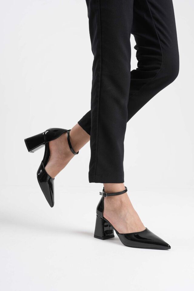 Siyah Rugan Kadın Topuklu Ayakkabı TR08MS11A