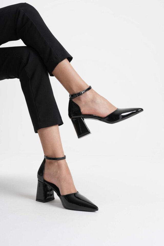 Siyah Rugan Kadın Topuklu Ayakkabı TR08MS11A