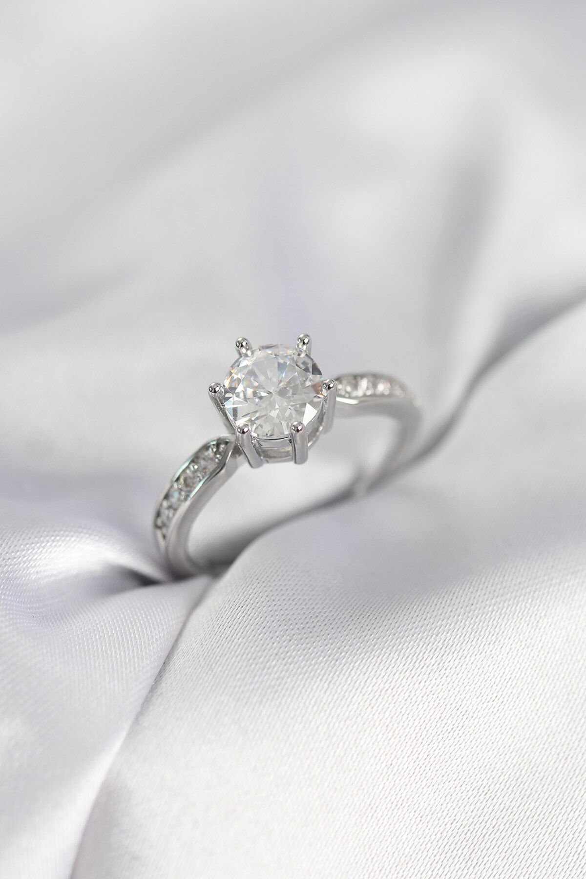 Zirkon Taşlı Tek Taş Model Gümüş Renk Kadın Yüzük