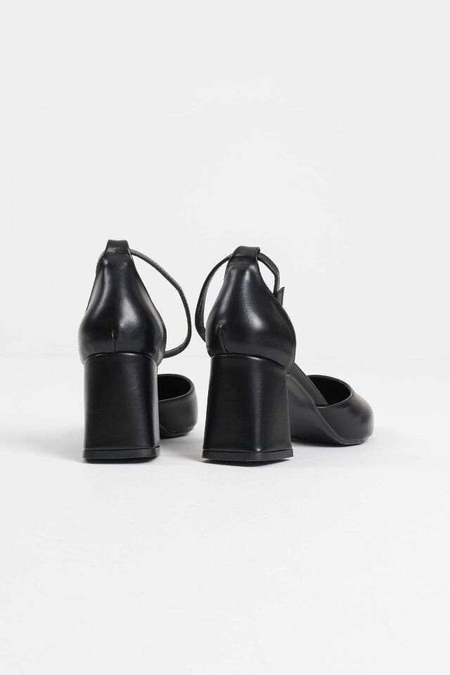 Siyah Cilt Kadın Topuklu Ayakkabı TR08MS11D