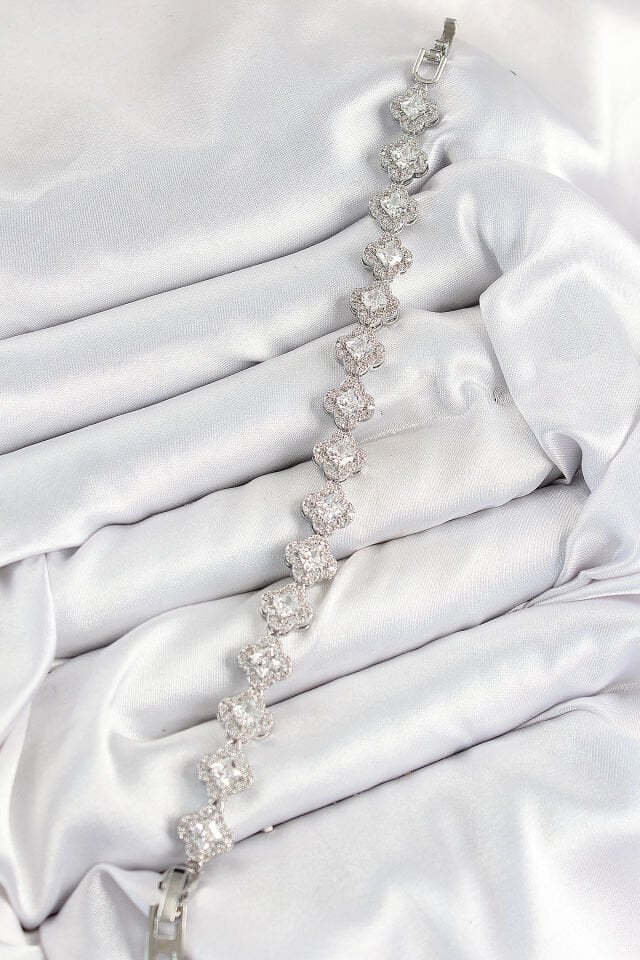 Pirinç Zirkon Taşlı Yonca Baget Model Gümüş Renk VIP Seri Kadın Bileklik