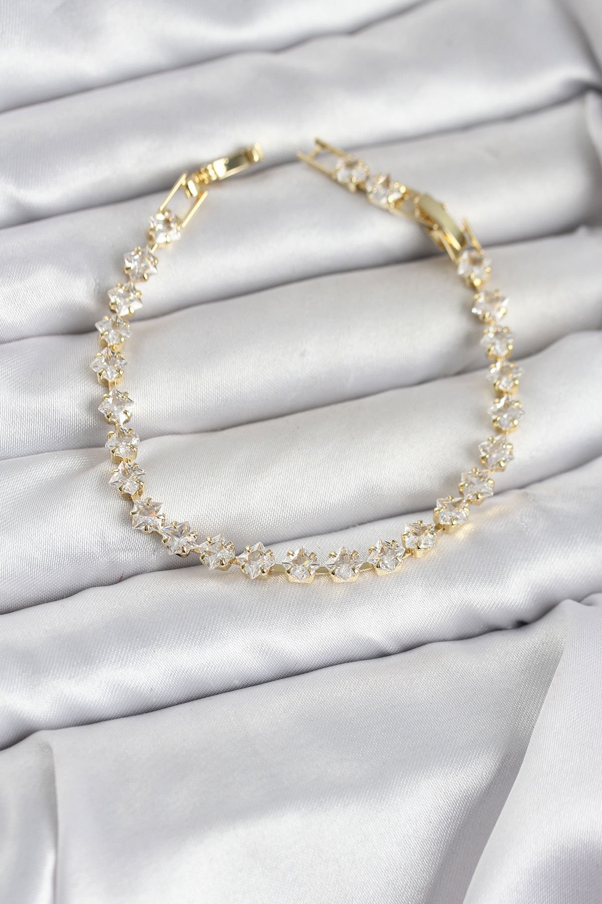 Kare Zirkon Taşlı Gold Renk Pirinç Su Yolu Kadın Bileklik