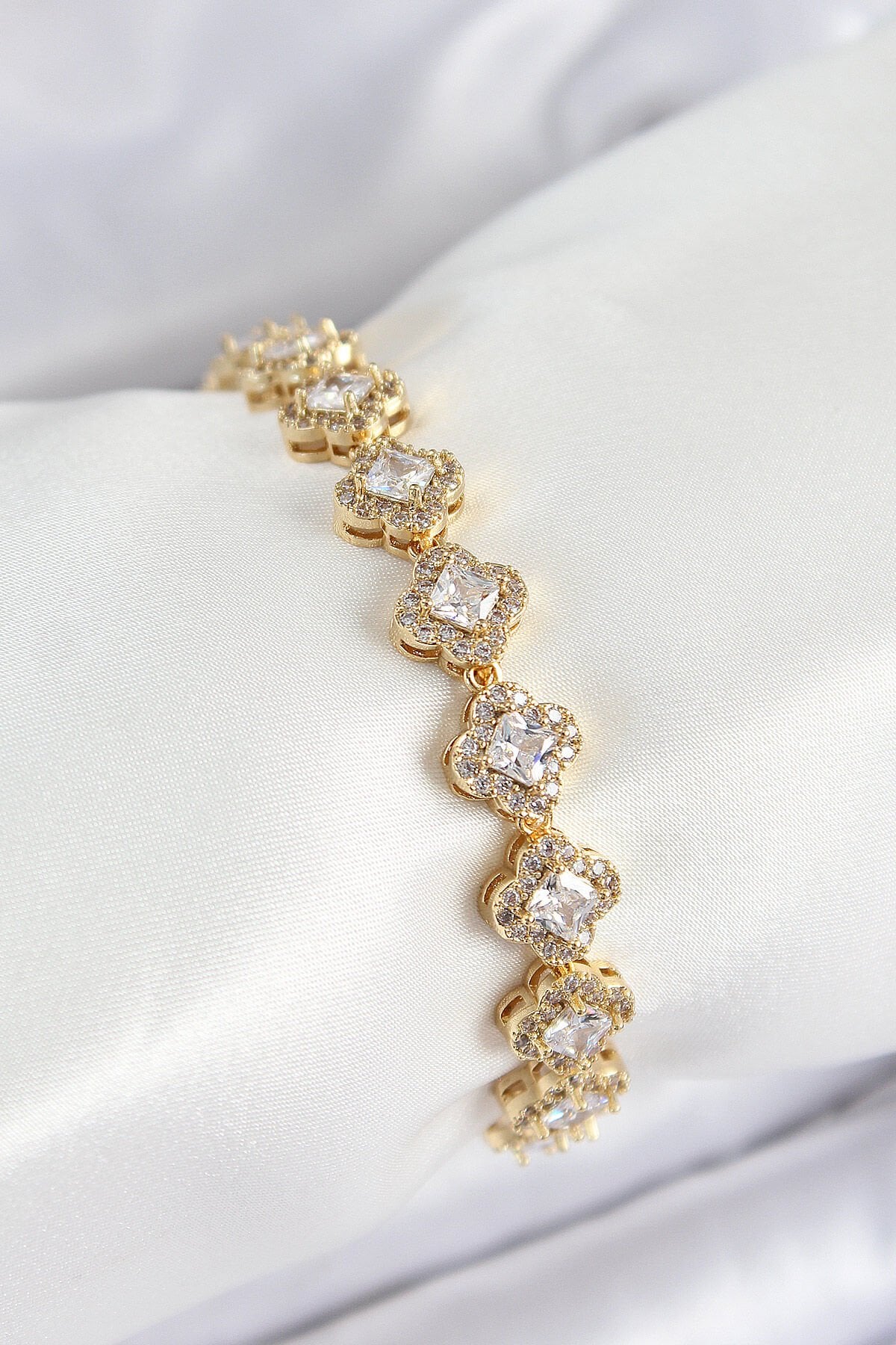 Pirinç Zirkon Taşlı Yonca Baget Model Gold Renk VIP Seri Kadın Bileklik