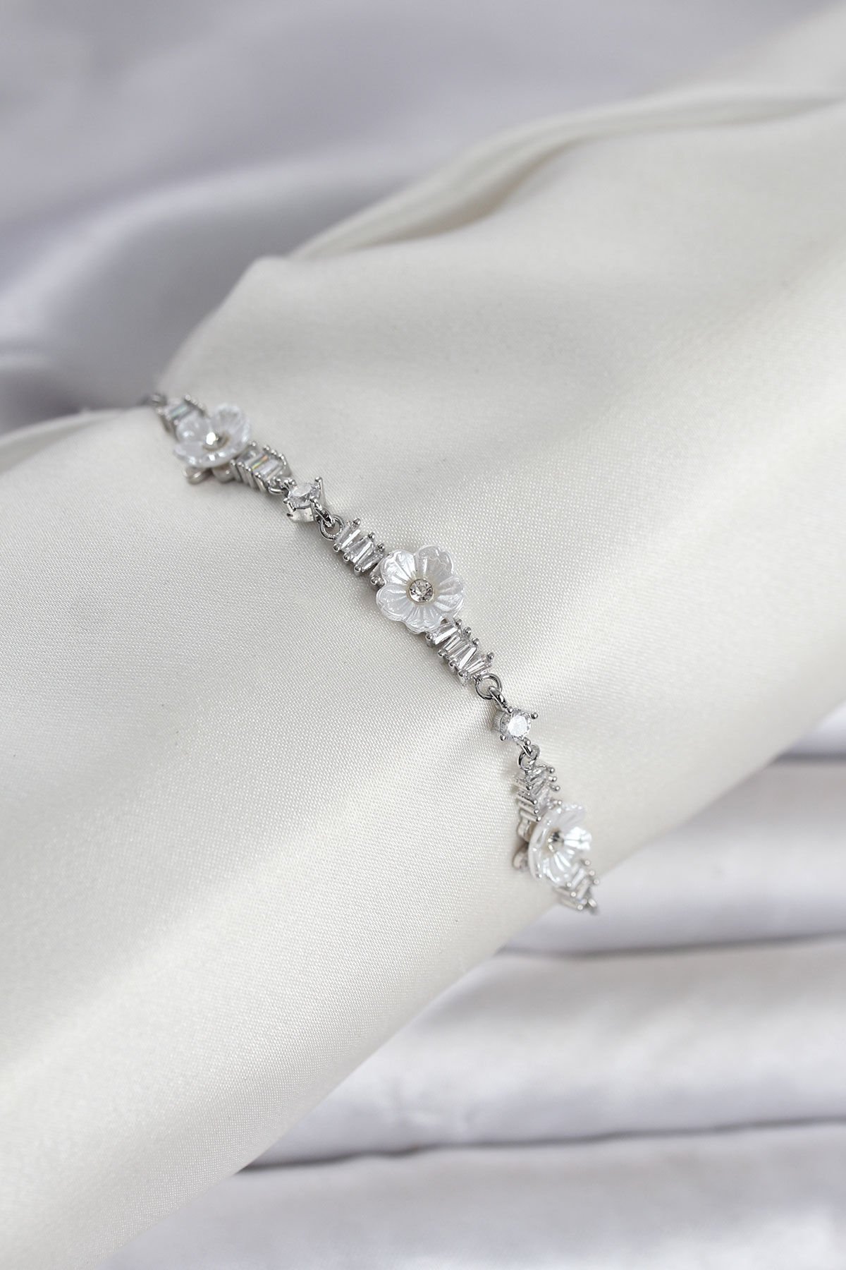 Baget Zirkon Taşlı Çiçek Model Gümüş Renk Asansörlü Kadın Bileklik