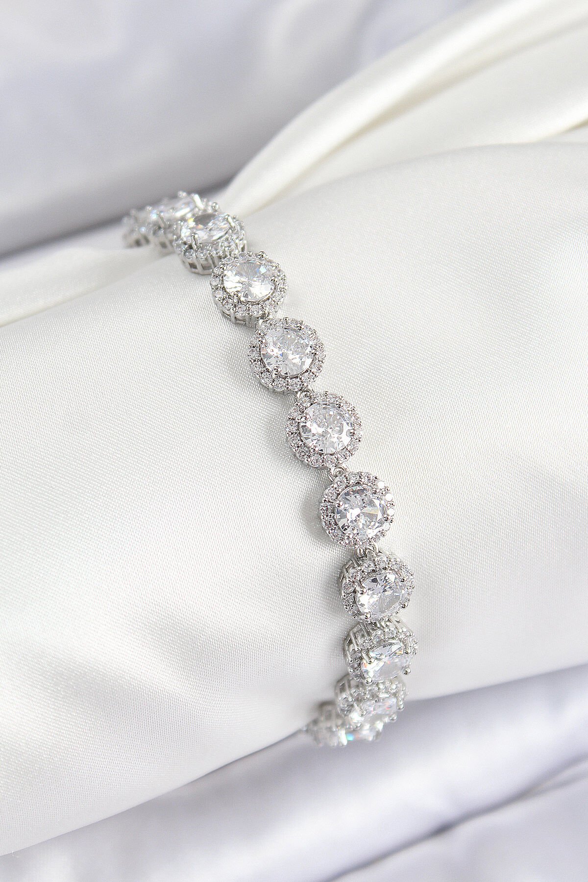 Pirinç Zirkon Taşlı Daire Baget Model Gümüş Renk VIP Seri Kadın Bileklik