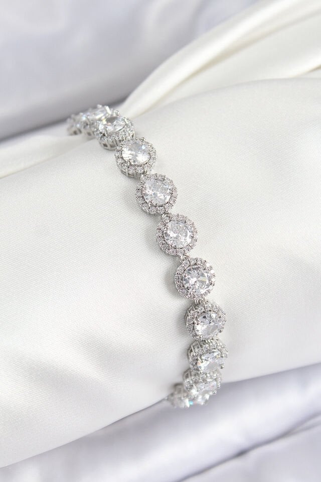 Pirinç Zirkon Taşlı Daire Baget Model Gümüş Renk VIP Seri Kadın Bileklik