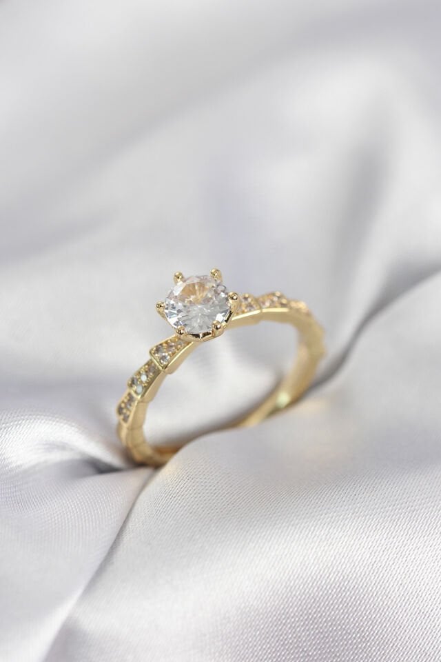 Gold Renk Zirkon Taşlı Tek Taş Model Kadın Yüzük