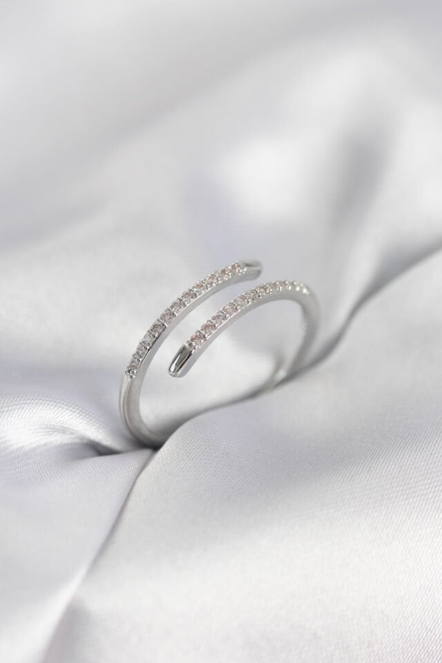 Gümüş Renk Yılan Kuyruk Model Zirkon Taşlı Kadın Yüzük