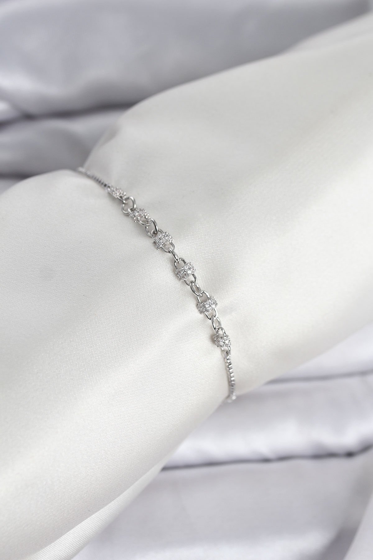 Gümüş Renk Zincir Model Zirkon Taşlı Pirinç Asansörlü Kadın Bileklik