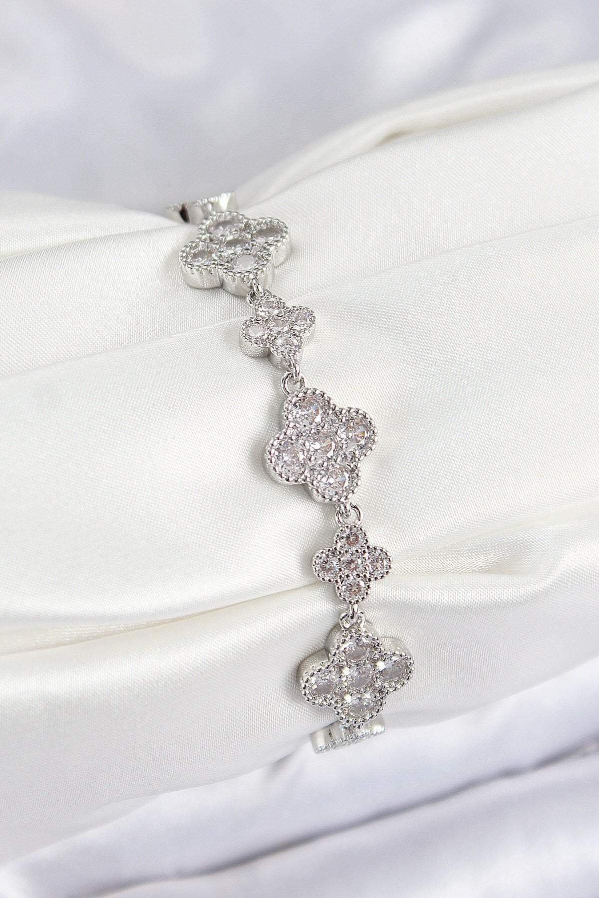 Pirinç Zirkon Taşlı Yonca Model Gümüş Renk VIP Seri Kadın Bileklik