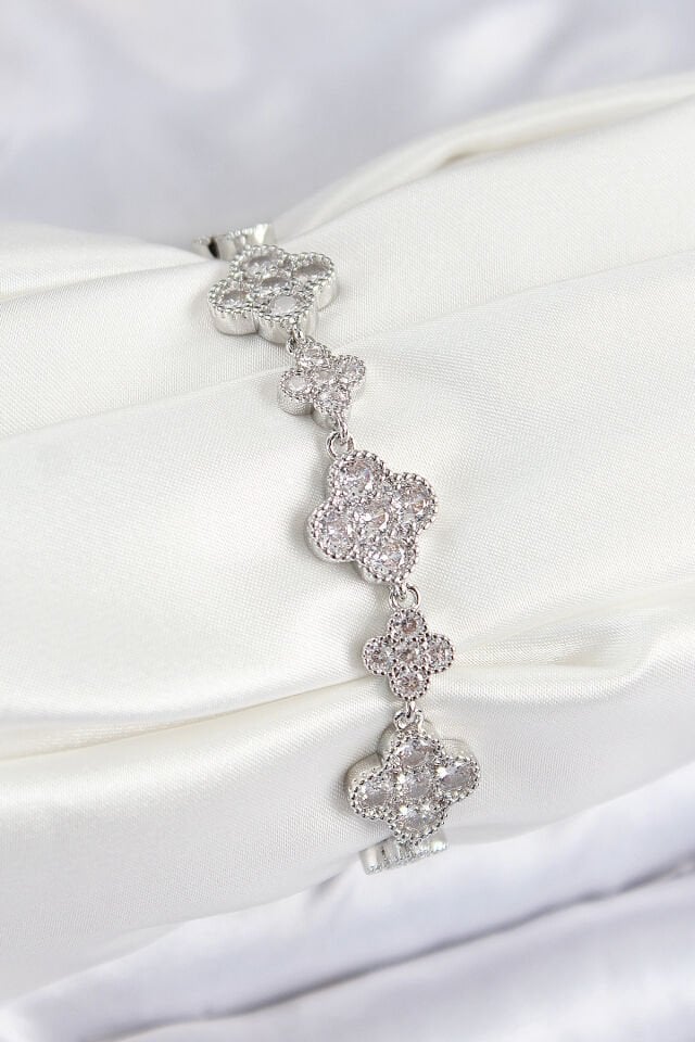 Pirinç Zirkon Taşlı Yonca Model Gümüş Renk VIP Seri Kadın Bileklik