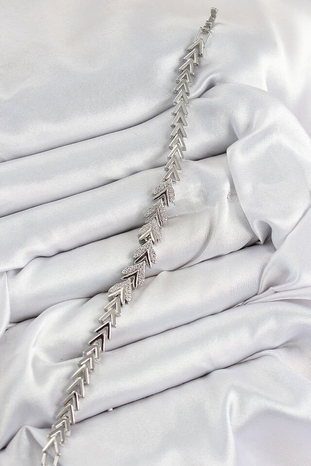 Pirinç Zirkon Taşlı Sıralı Ok Model Gümüş Renk Kadın Bileklik