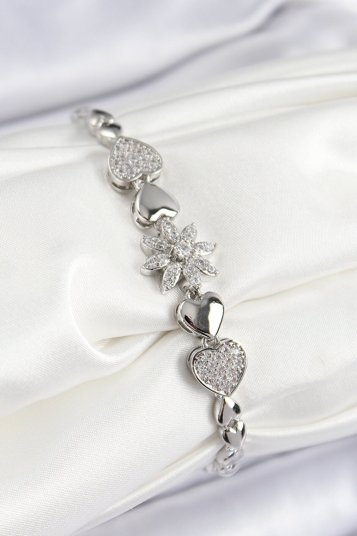 Pirinç Zirkon Taşlı Kalp Detaylı Çiçek Model Gümüş Renk Kadın Bileklik